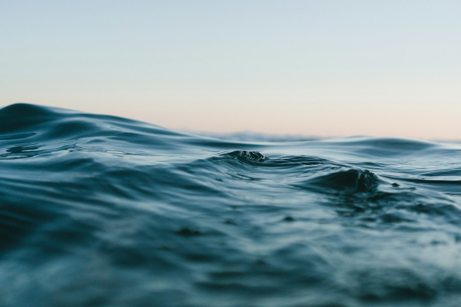 白昼的暖阳与海浪